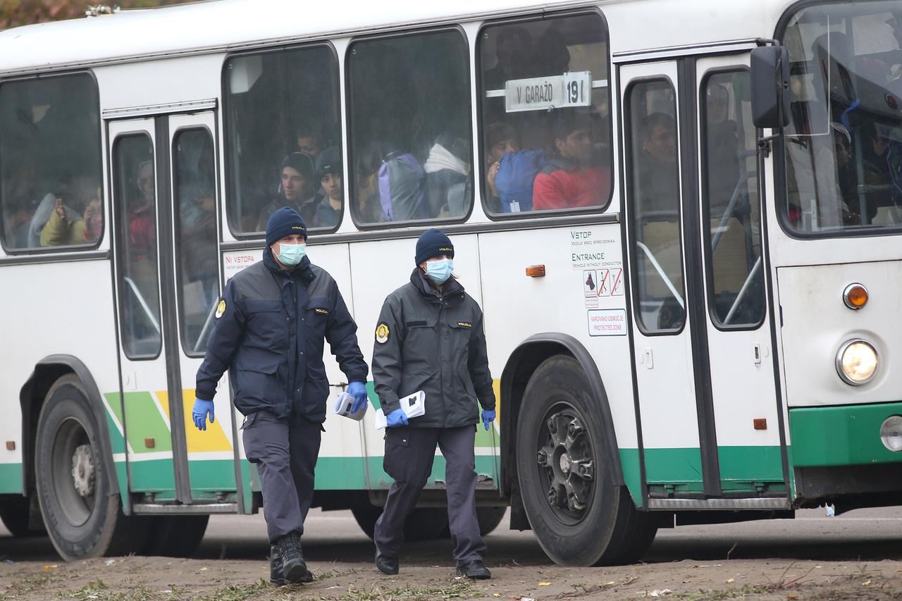 Slovenska policija autobusima odvozi izbjeglice prema Austrijskoj granici iz izbjeglickog kampa u Brezicama