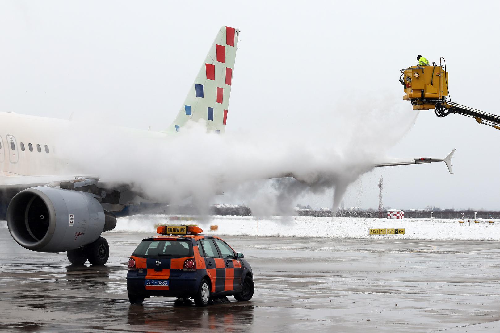 Zbog niskih temperatura i snijega radnici Zračne luke Franje Tuđmana prskaju zrakoplove tekućinama za odleđivanje i zaštitu od nastanka leda.