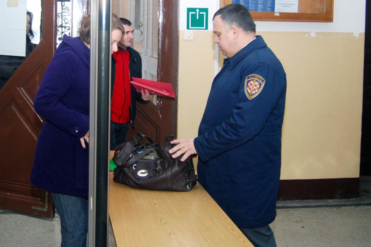 'sisak - 09.02.2010., Sisak - Prije ulaska u zgradu Suda pravosudni policajci pregledavaju sve torbe. Photo:Nikola Cutuk/PIXSELL'