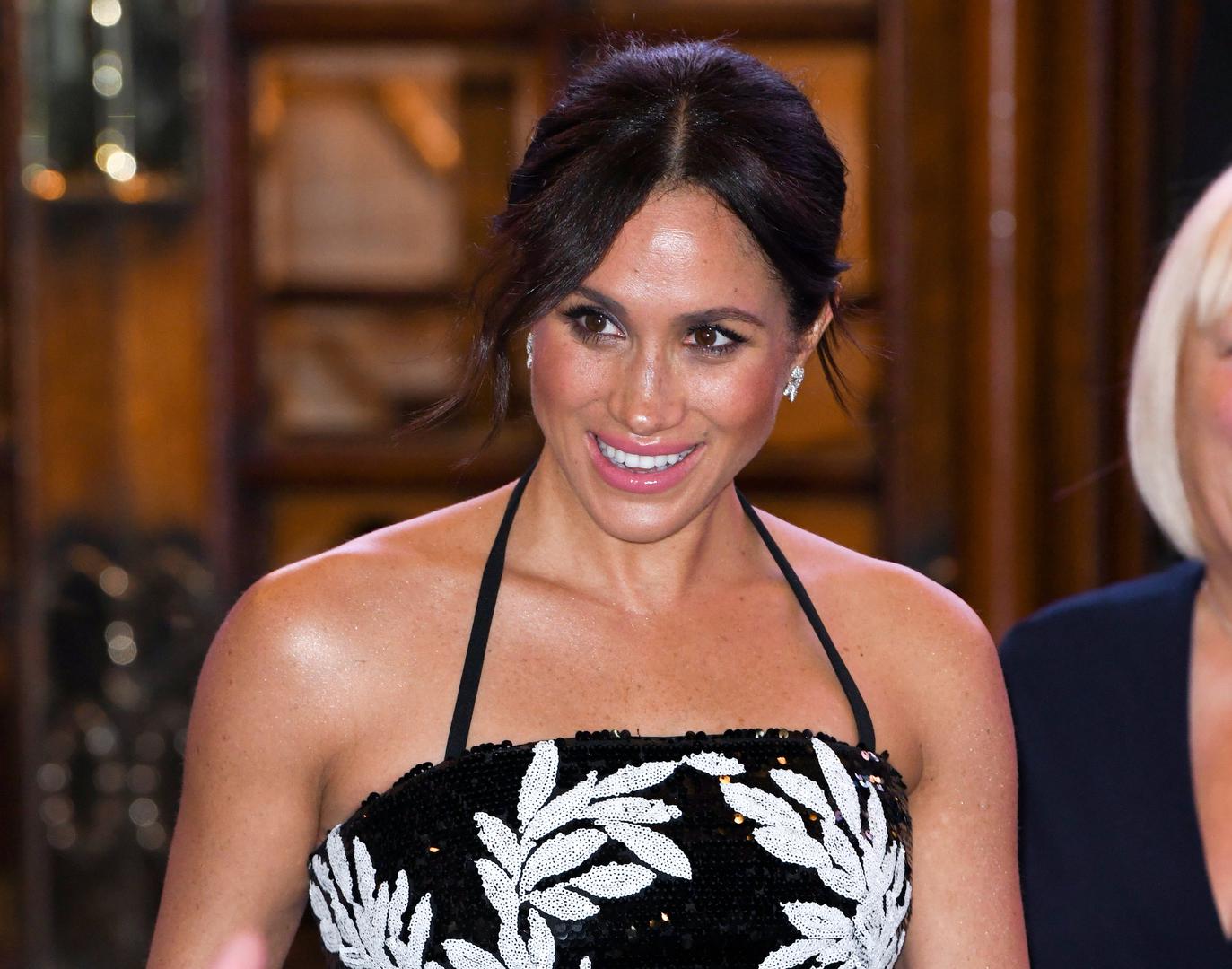 Meghan Markle i princ Harry ruku pod ruku stigli su na humanitarnu večeru 'Royal Variety Performance' u londonskom Palladiumu. 