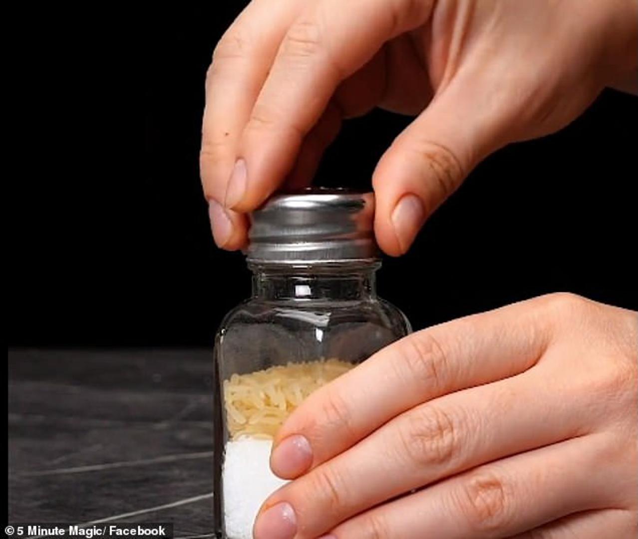 U posudicu za sol dodaje nekoliko zrna riže kako se sol ne bi zgrušala. Zrna riže upit će vlažnost iz zraka. 