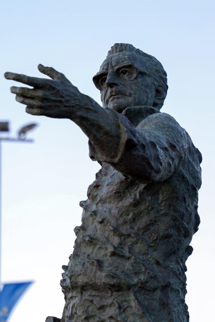 Ovo četvrtka u Podstrani je otkriven spomenik dr. Franji Tuđmanu, rad akademskog kipara Ivana Kujundžića.
