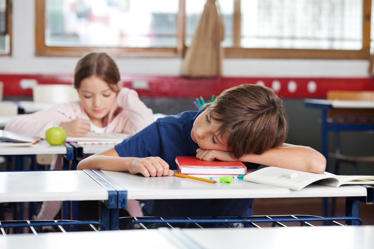 djeca spavaju u školi