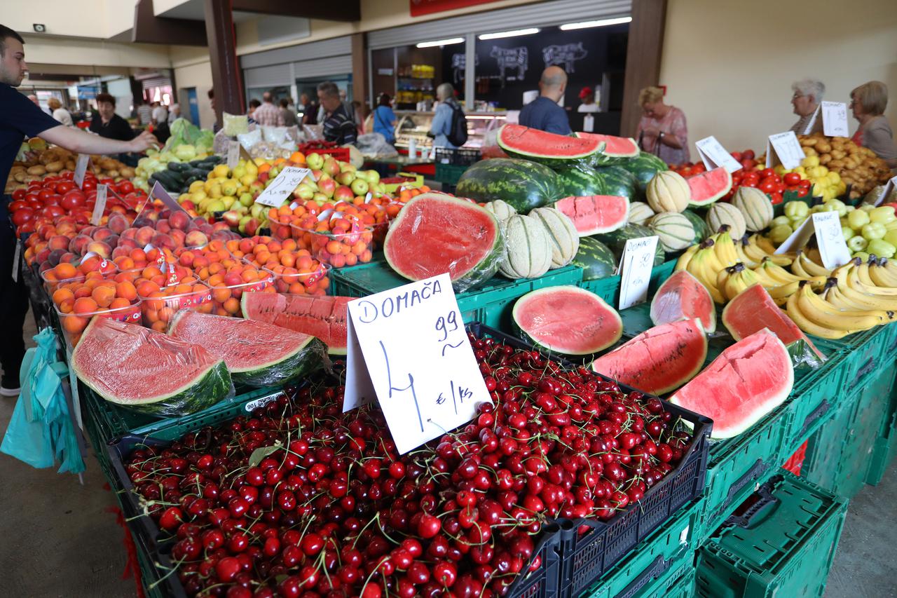Ponuda voća i povrća na tržnici u Karlovcu