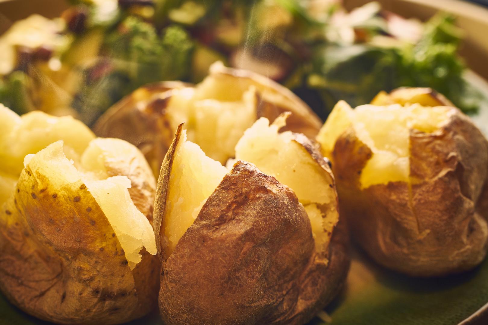 Umjesto da ga ogulite, ispecite krumpir zajedno s korom koja ima jako puno vlakana.