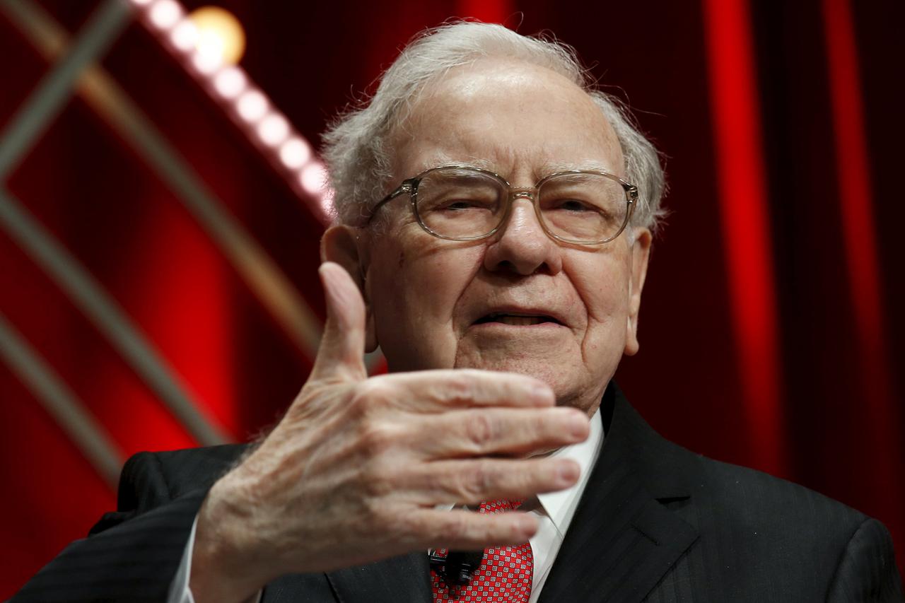 Warren Buffett, Chairman and CEO, Berkshire Hathaway, speaks at the Fortune's Most Powerful Women's Summit in Washington October 13, 2015.  REUTERS/Kevin Lamarque
