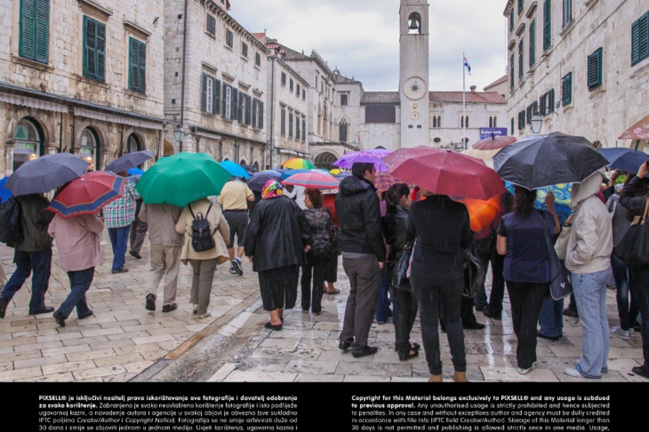 '16.10.2012., Dubrovnik - Usprkos kisi i ruznom vremenu grad i zidine su bili puni turista. Photo: Grgo Jelavic/PIXSELL'