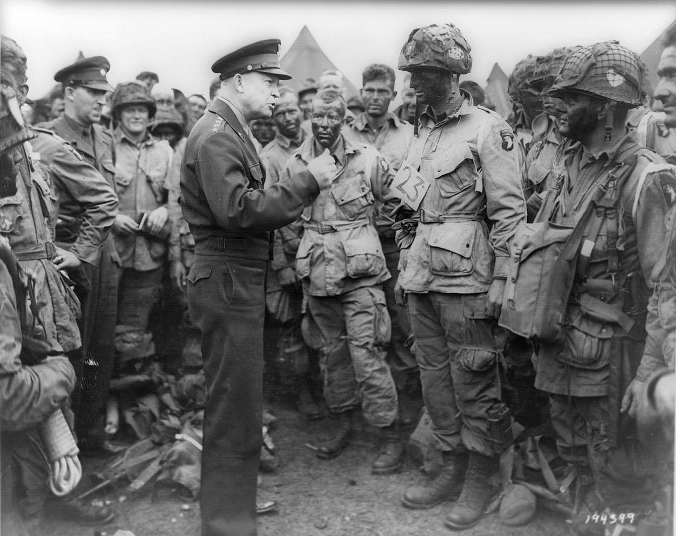 General Eisenhower razgovara s vojnicima