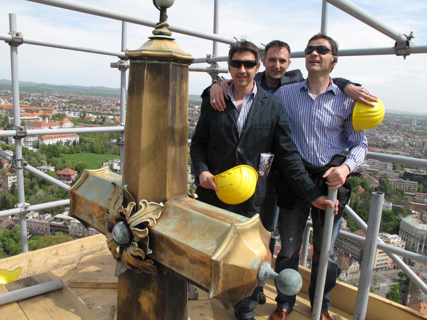 Davor Mateković, Nenad Pavković i Branko Ivanković proučavaju križ na južnom zvoniku prije obnove kriza