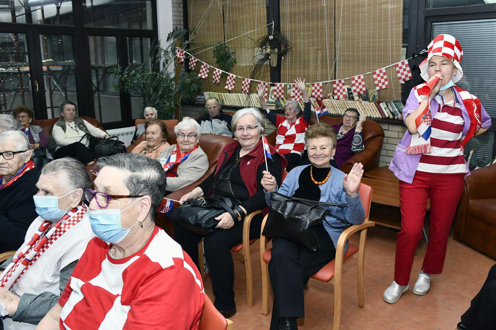 23.11.2022., Sisak - Djelatnici i korisnici Doma za starije i nemocne osobe sa zanimanjem su pratili utakmicu Svjetskog nogometnog prvenstva izmedju Hrvatske i Maroka. 

  Photo: Nikola Cutuk/PIXSELL