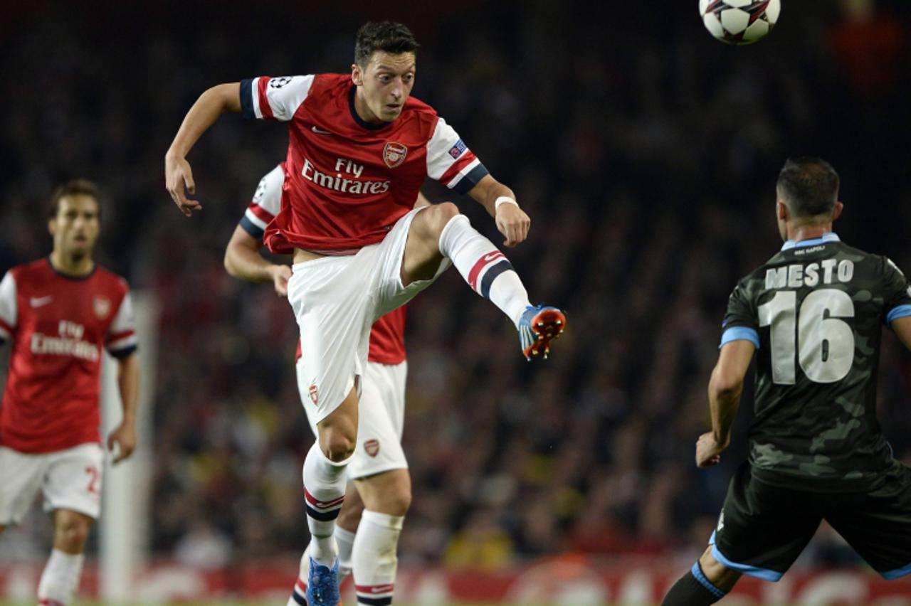 'Arsenal\'s Mesut Ozil (C) controls the ball during their Champions League soccer match against Napoli at the Emirates stadium in London October 1, 2013.  REUTERS/Dylan Martinez   (BRITAIN - Tags: SPO