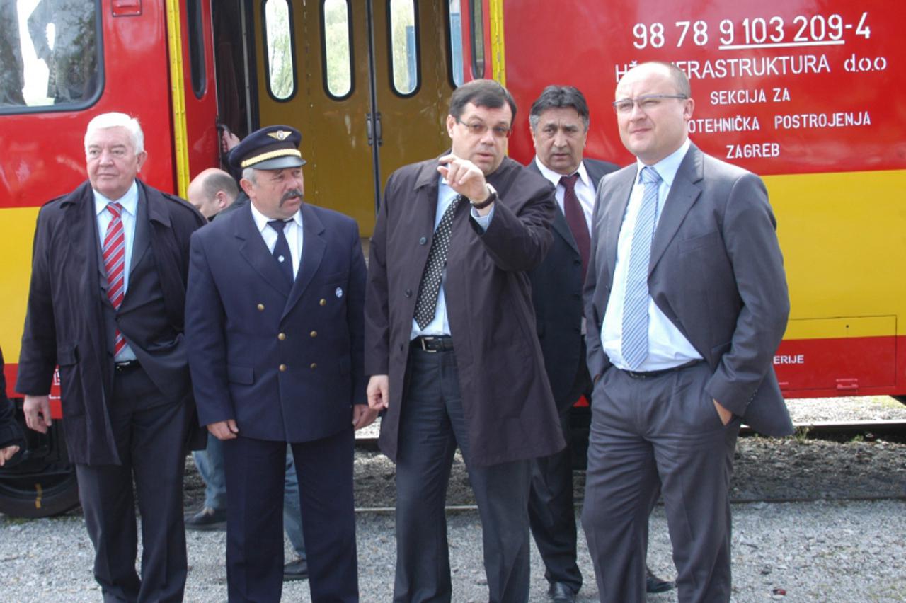'22.04.2010., Bjelovar - Ministar turizma Damir Bajs (drugi s desna) i predsjednik Uprave HZ-infrastrukture Branimir Jerneicæ (prvi s desna) u pratnji Dragutina Kolarica (drugi s lijeva), sefa zeljezn