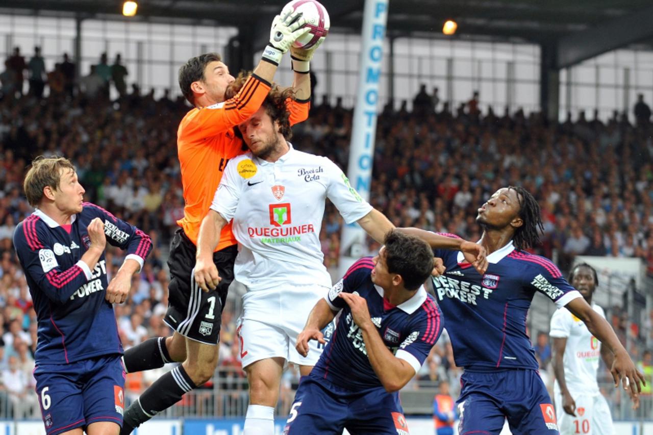 \'Lyon\'s french goalkeeper Hugo Lloris (2ndL) jumps to grab the ball during the French L1 football match Brest vs Lyon on August 20, 2011 in Brest, western France. AFP PHOTO / FRED TANNEAU\'