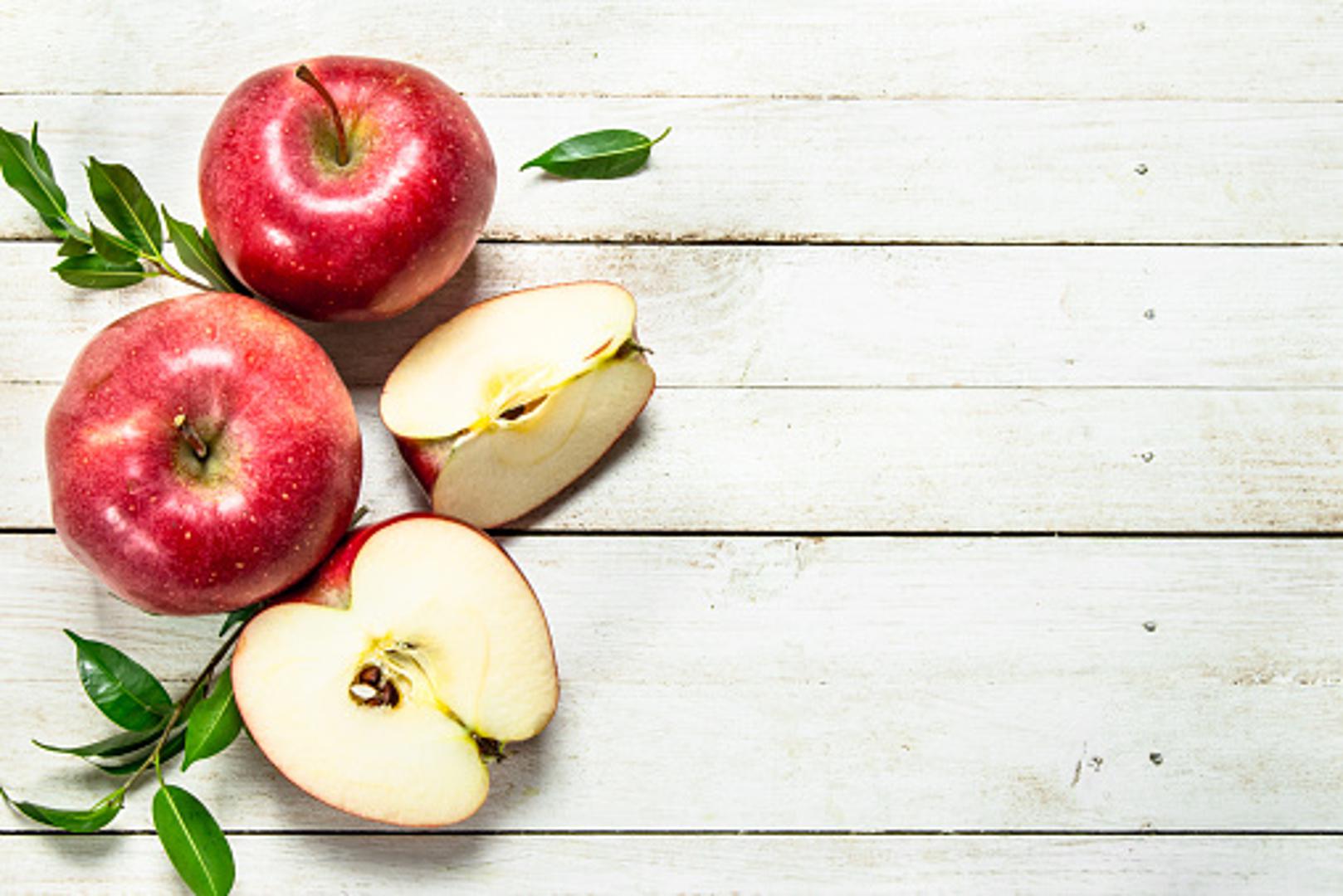 Protiv slobodnih radikala - Jabuke obiluju flavonoidima i fitokemikalijama, snažnim antioksidantima koji pomažu u borbi protiv slobodnih radikala koji mogu uzrokovati oštećenje stanica. 