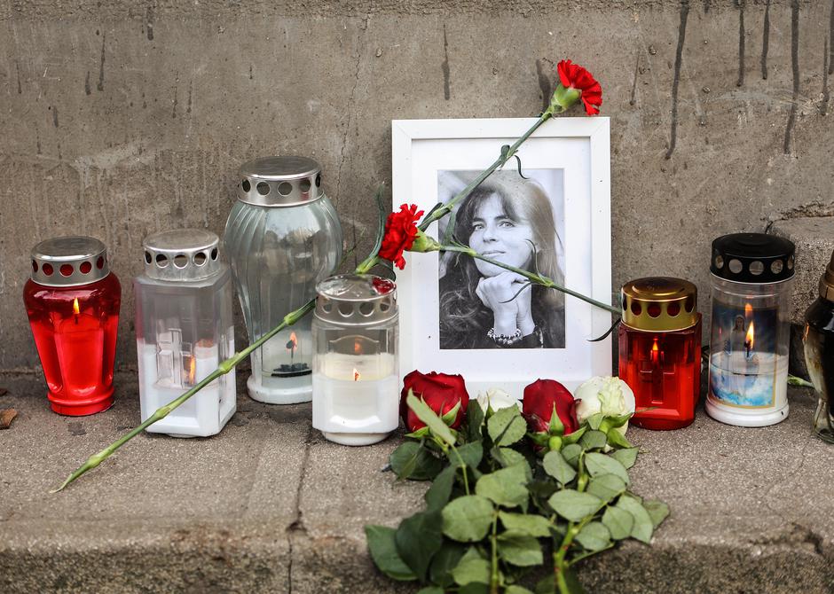 Zagreb: Svijeće i cvijeće za Miru Furlan ispred stana u kojem je nekad živjela