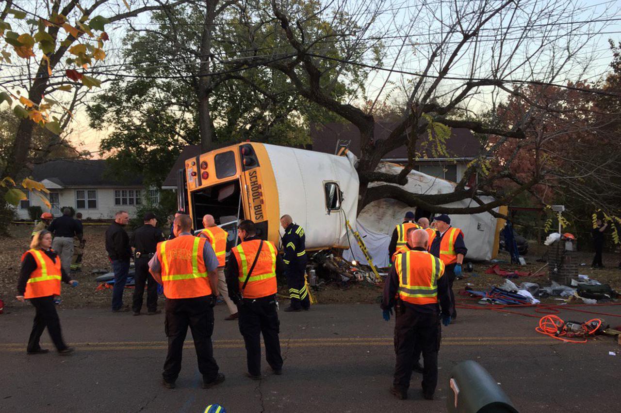 Najmanje petero učenika poginulo u prevrtanju školskog autobusa u SAD-u