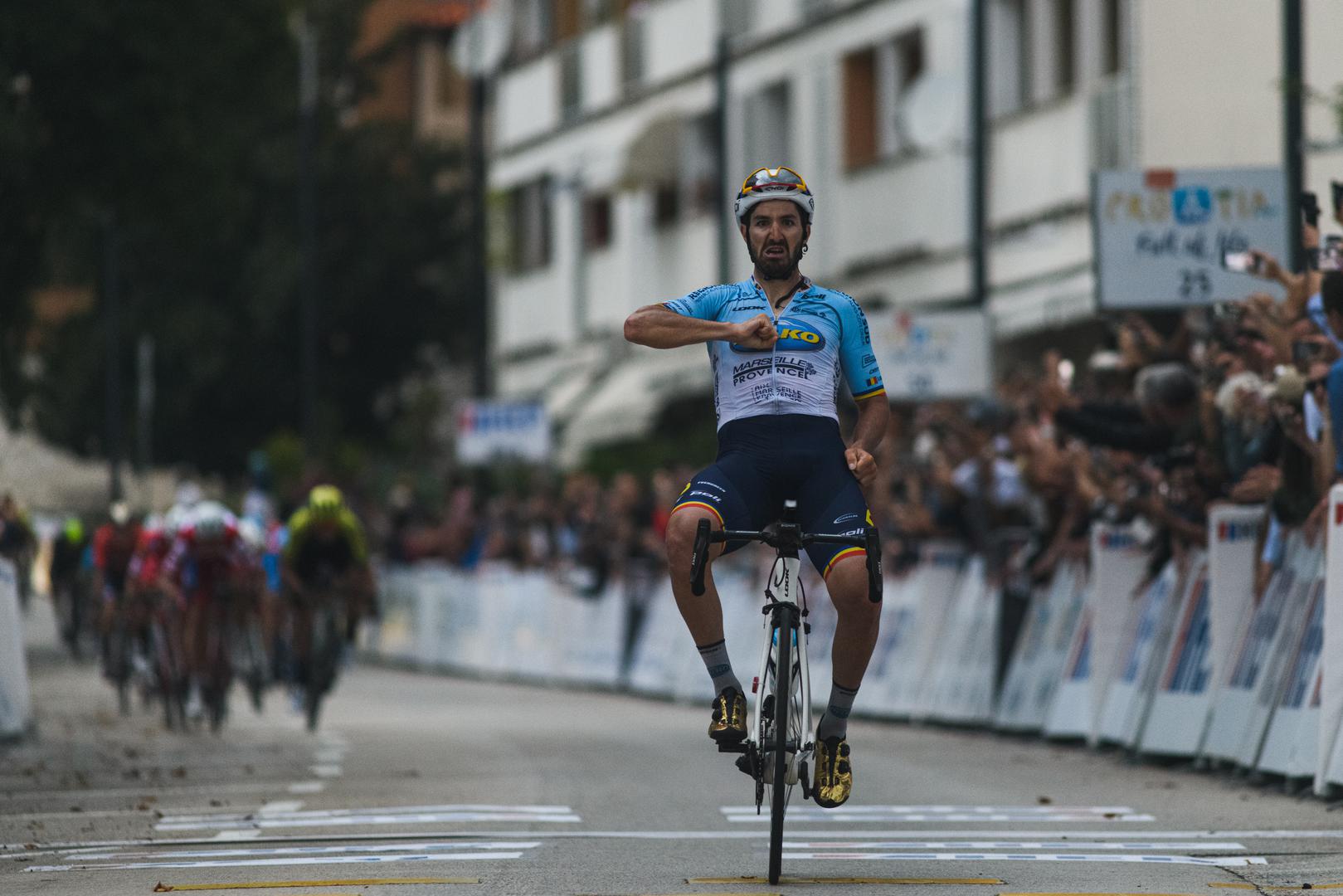 Rumunjski biciklist Eduard-Michael Grosu, član francuske momčadi Delko Marseille, pobjednik je druge etape CRO Racea vožene u srijedu od Slunja do Zadra u dužini od 183 kilometra, a pobjedom u etapi on je ujedno preuzeo i vodstvo u ukupnom redoslijedu.