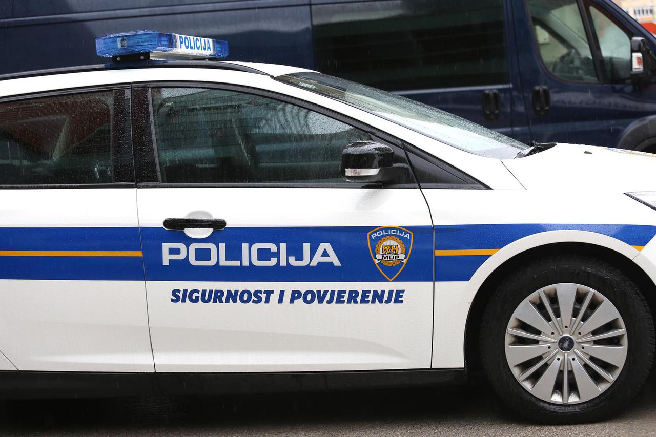 Službeni policijski automobil