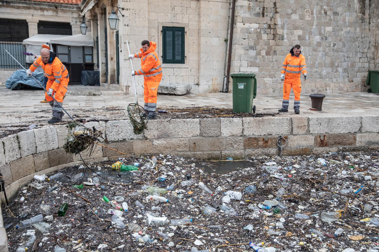 Dubrovnik: Jako jugo u staru gradsku luku donijelo velike količine smeća