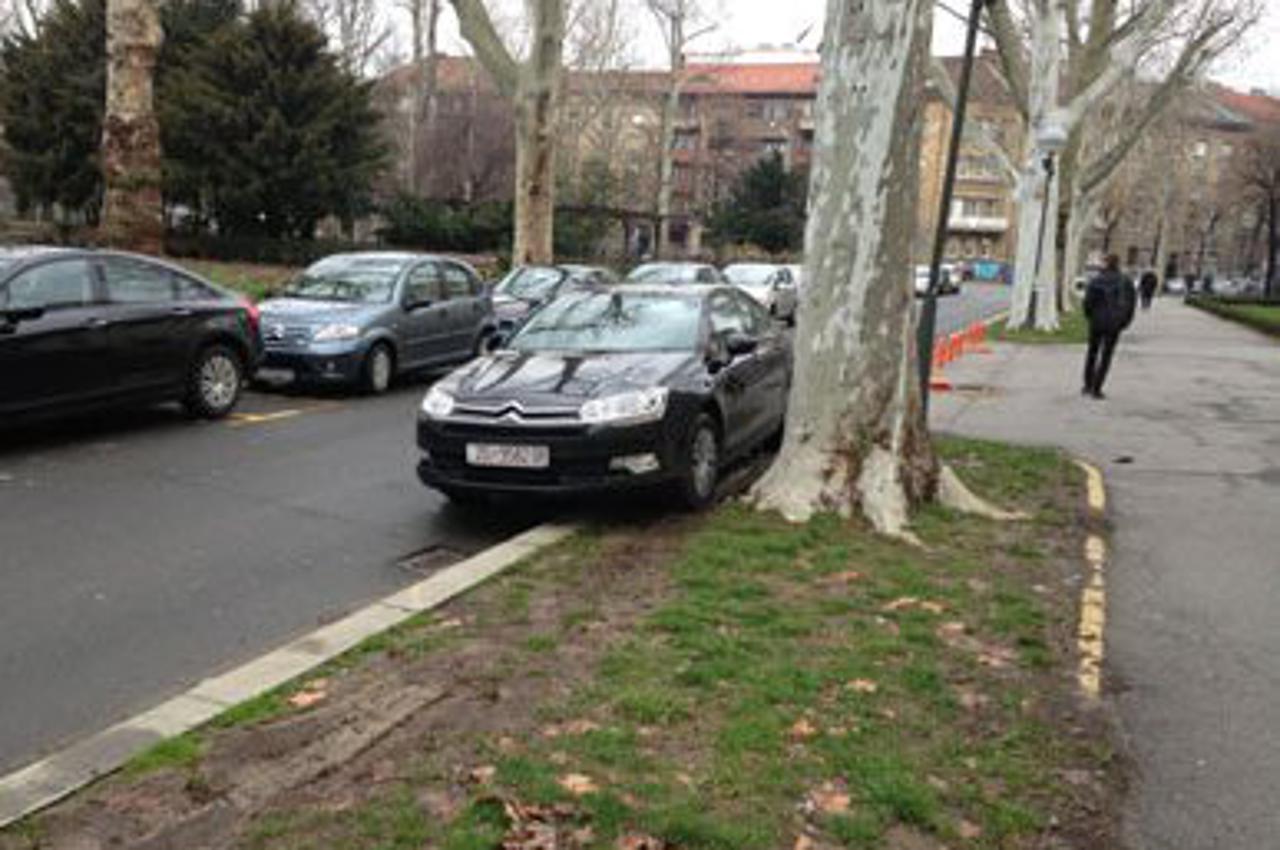 nepropisno parkiranje (1)