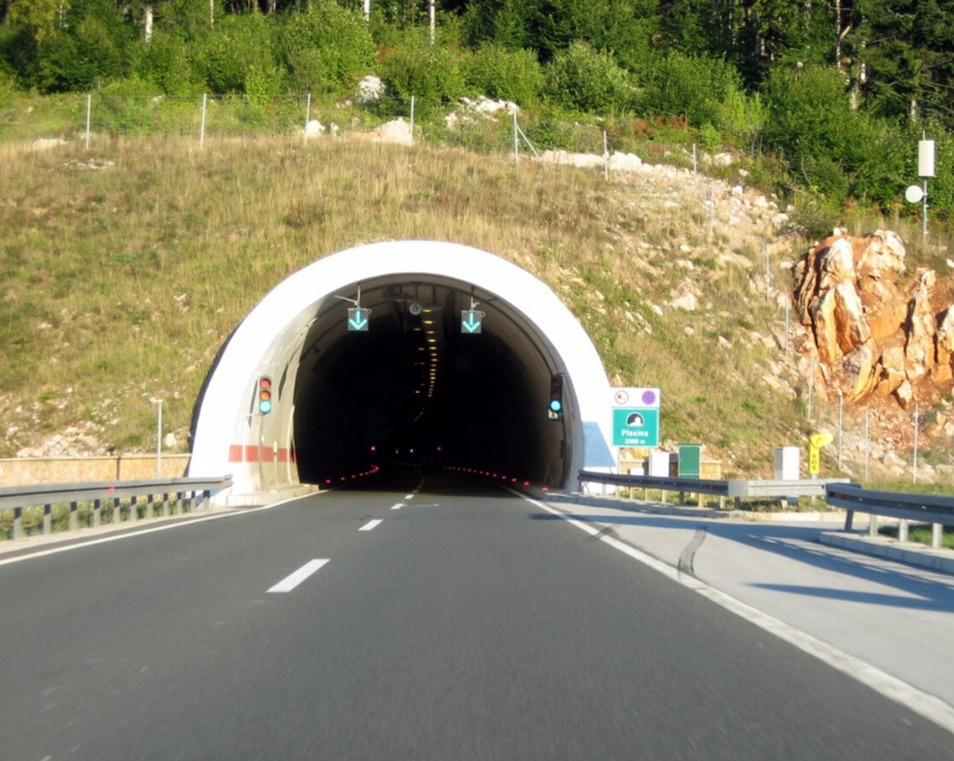 6. Tunel Plasina, 2.300 metara: Tunel Plasina, koji se nalazi na autocesti A1 između Žute Lokve i Ličkog Lešća, sastoji se od dvije tunelske cijevi, svaka duga 2300 metara. Prepoznat je kao treći najsigurniji tunel u Europi prema testiranju Euro TAP-a provedenom 2005. godine, s maksimalnom brzinom od 100 km/h.