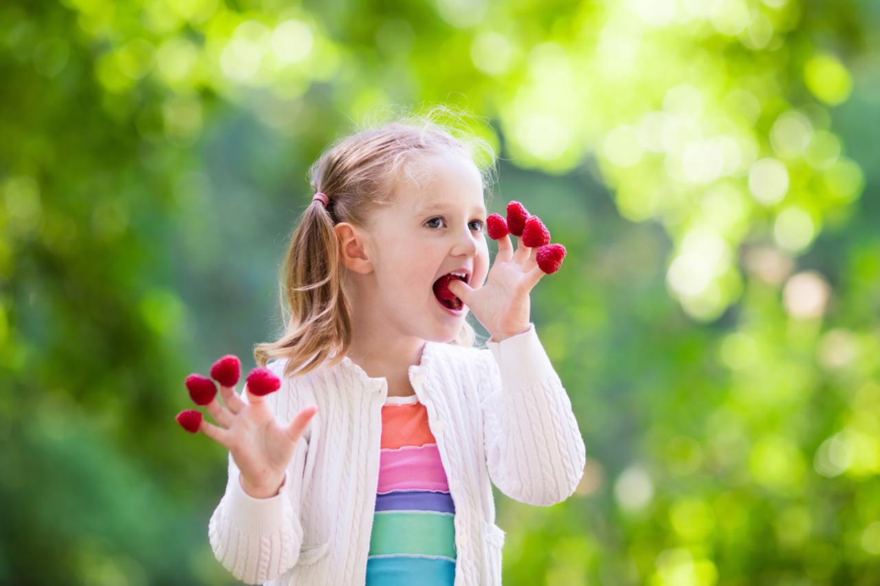 Dijete u prirodi, zdraba hrana, djevojčica jede voće
