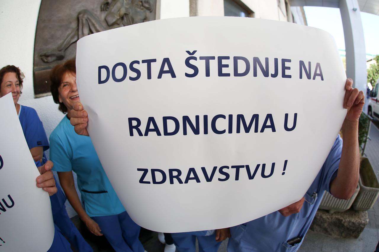 Zagreb: Zdravstveni sindikati na Rebru organizirali prosvjednu akciju 'Pet do 12'