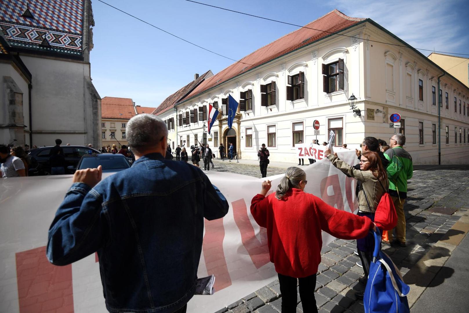 18.05.2020., Zagreb - Premijer Andrej Plenkovic izasao iz Sabora do prosvjednika koji su mu fuckali. 
Photo: Marko Lukunic/PIXSELL
