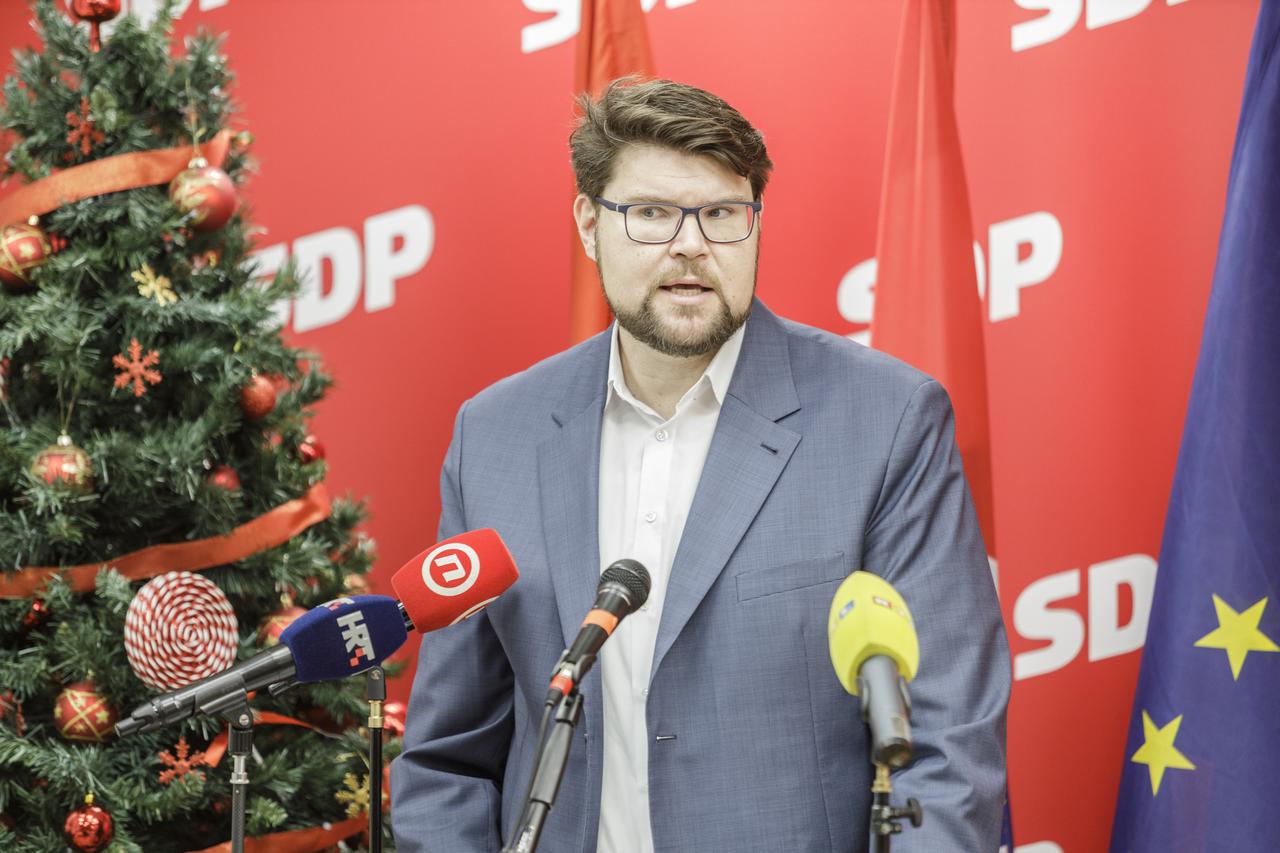 Zagreb: Peđa Grbin obratio se okupljenima uoči sjednice glavnog odbora SDP-a