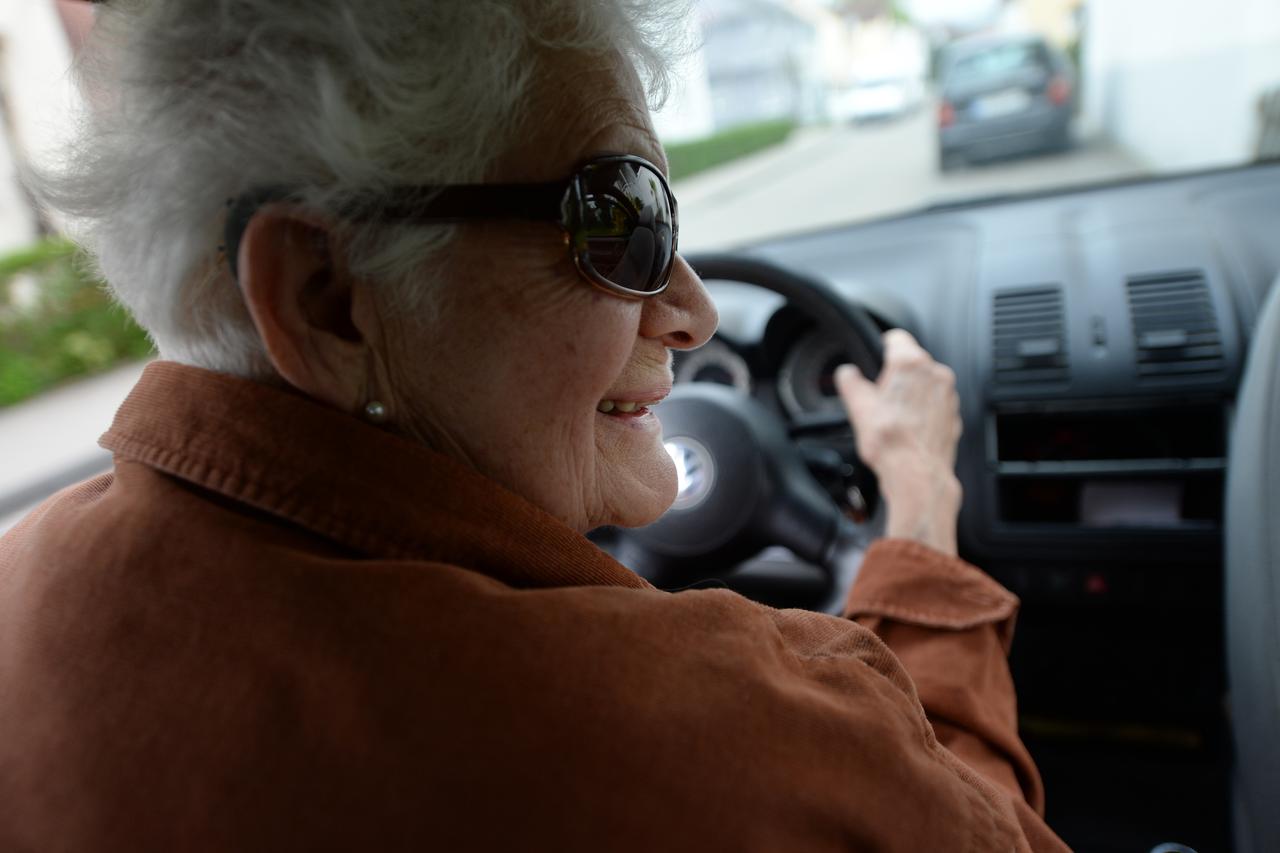 baka vozi auto