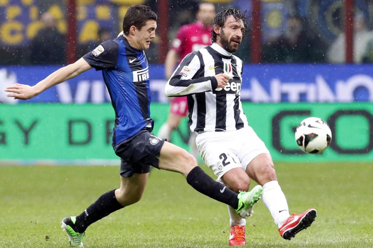 'Inter Milan's Mateo Kovacic (L) fights for the ball with Juventus' Andrea Pirlo during their Italian Serie A soccer match at the San Siro stadium in Milan March 30, 2013. REUTERS/Alessandro Garofal