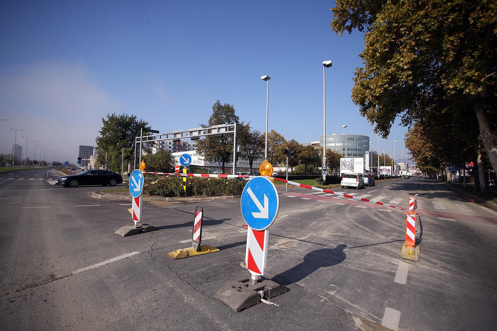 Na Heinzelovoj ulici u smjeru sjevera kod križanja s Branimirovom ulicom zatvorena su dva prometna traka zbog puknuća cijevi. 