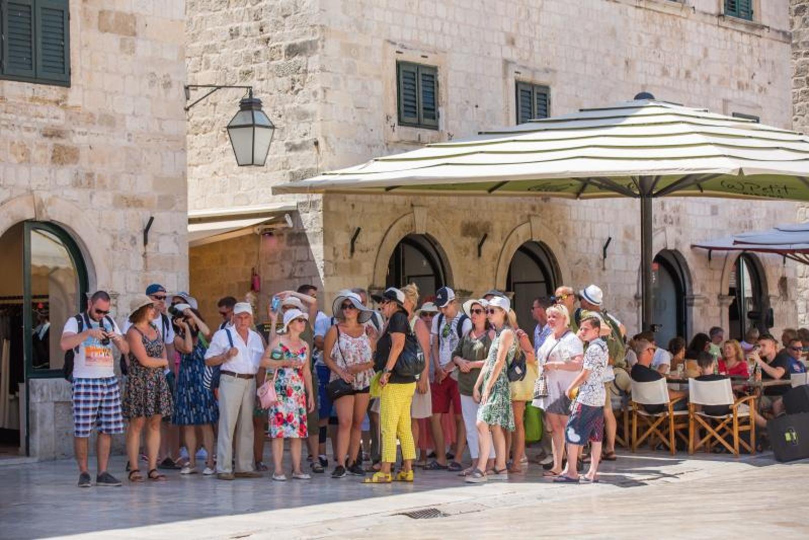 Unatoč suncu, turisti se slijevaju u Dubrovnik...