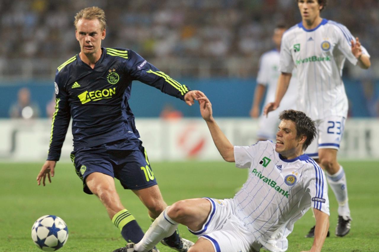 \'Ognjen Vukojevich (R) of  FC Dynamo Kiev fight for a ball against Siem de Jong (L) of FC Ajax , Amsterdam, during their Champions League Play-off round match in Kiev on August 17, 2010. AFP PHOTO/GE