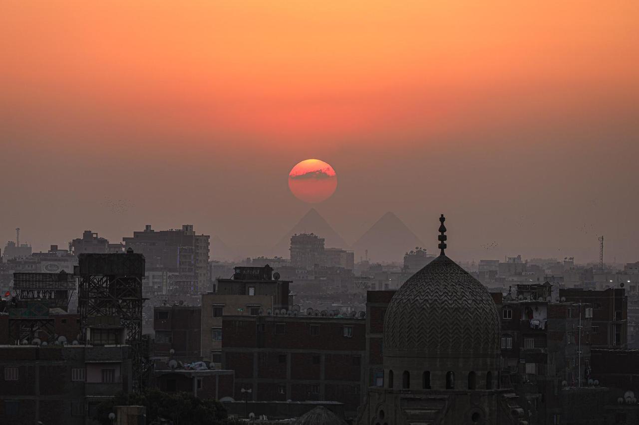 Kairo: Piramide u Gizi pri zalasku sunca