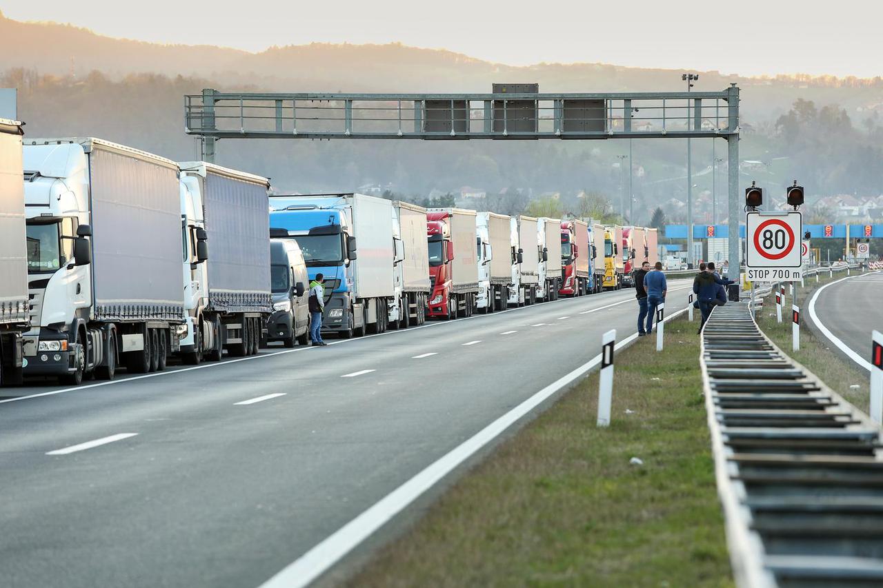 Zagreb: Konvoj kamiona čeka polazak prema Srbiji i BiH