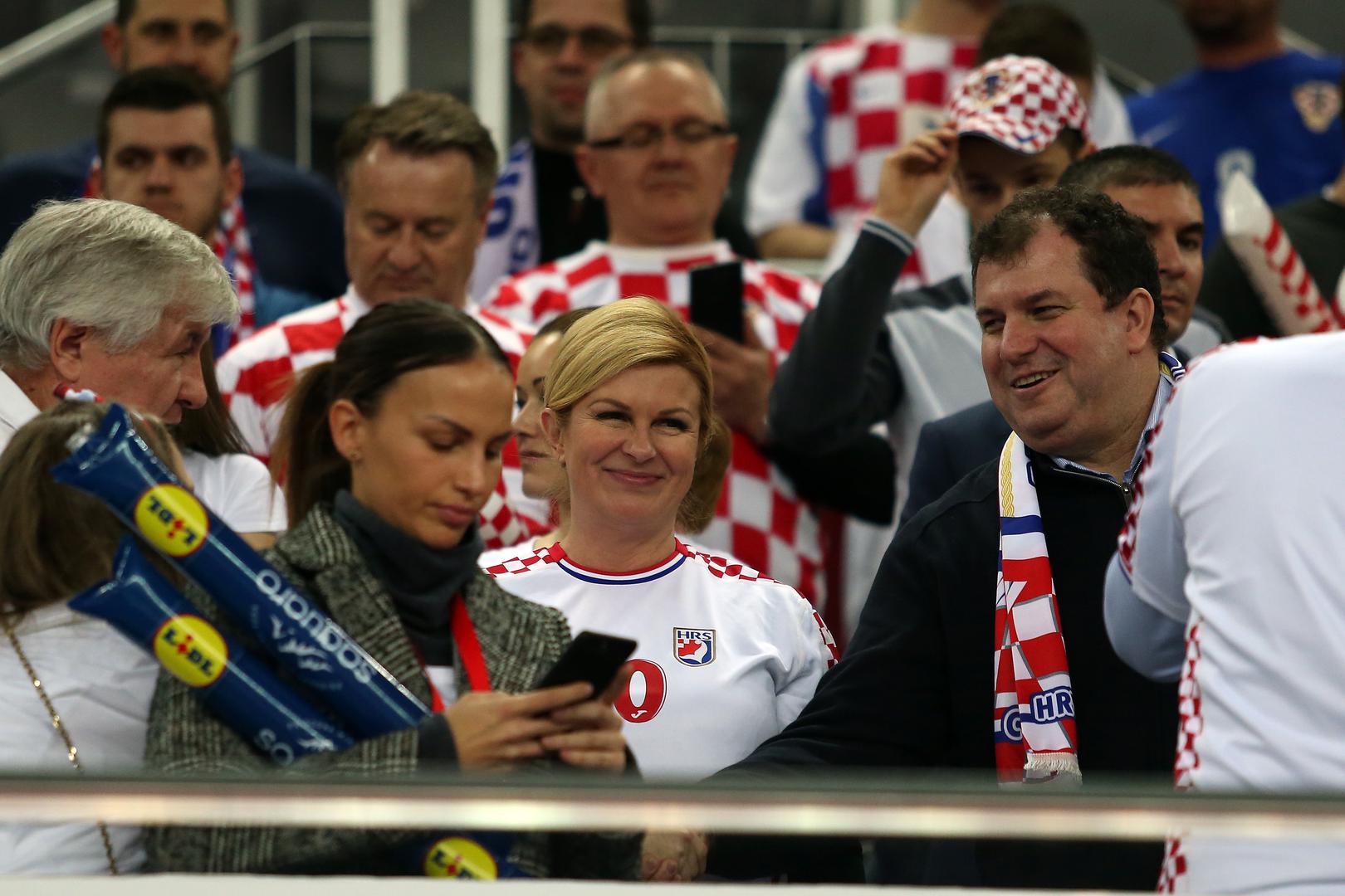 Predsjednica Republike Hrvatske Kolinda Grabar-Kitarović ponovno je bila vatrena navijačica, a fotografirala se i s onima koju su ju zamolili za zajedničku fotografiju.