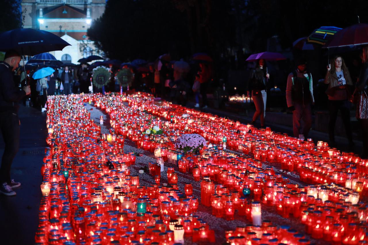 Zagreb: Tisuće svijeća za najmilije upaljene u noći na blagdan Svih svetih