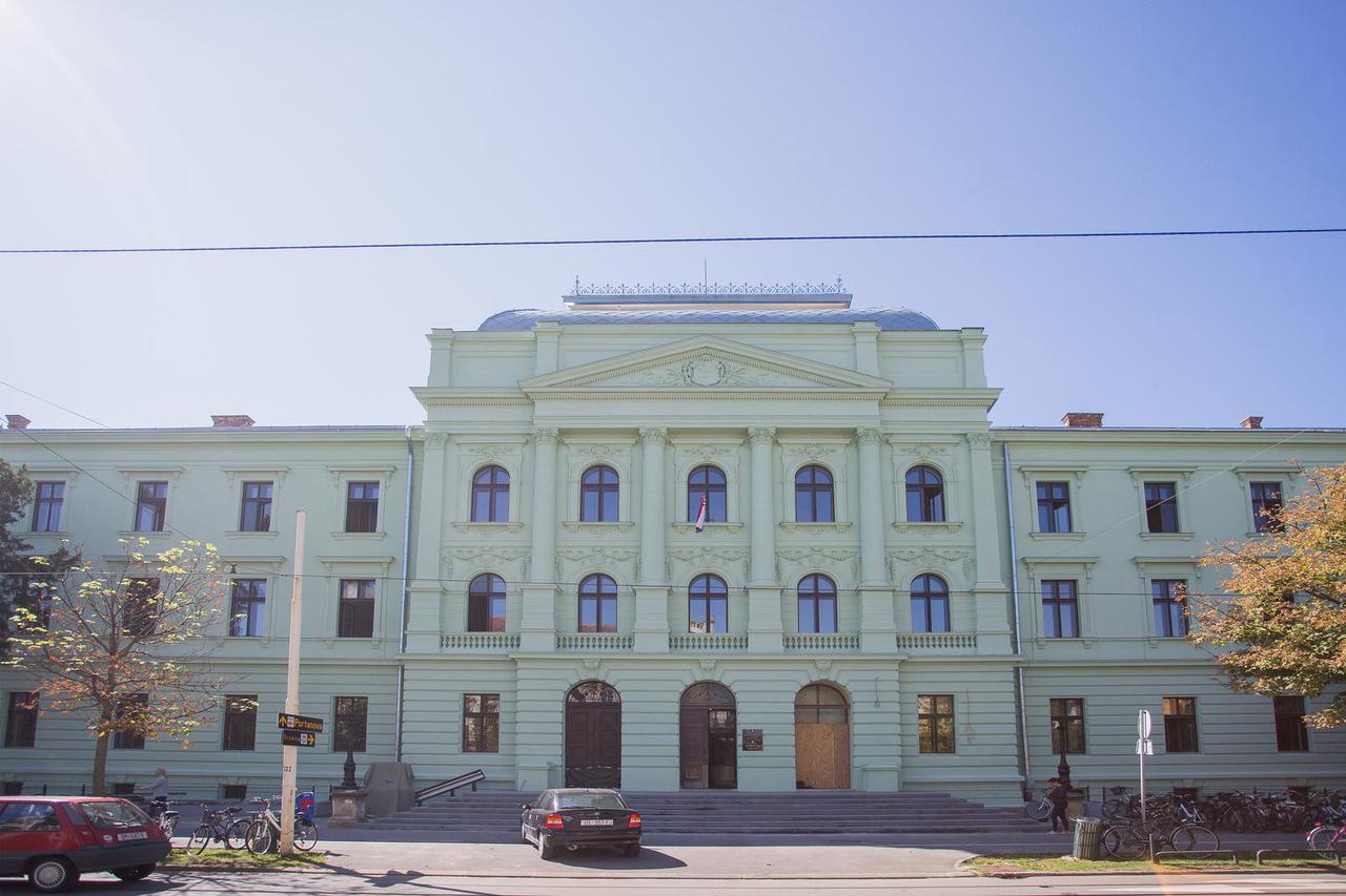 Županijski sud u Osijeku i sudnica koja treba obnovu