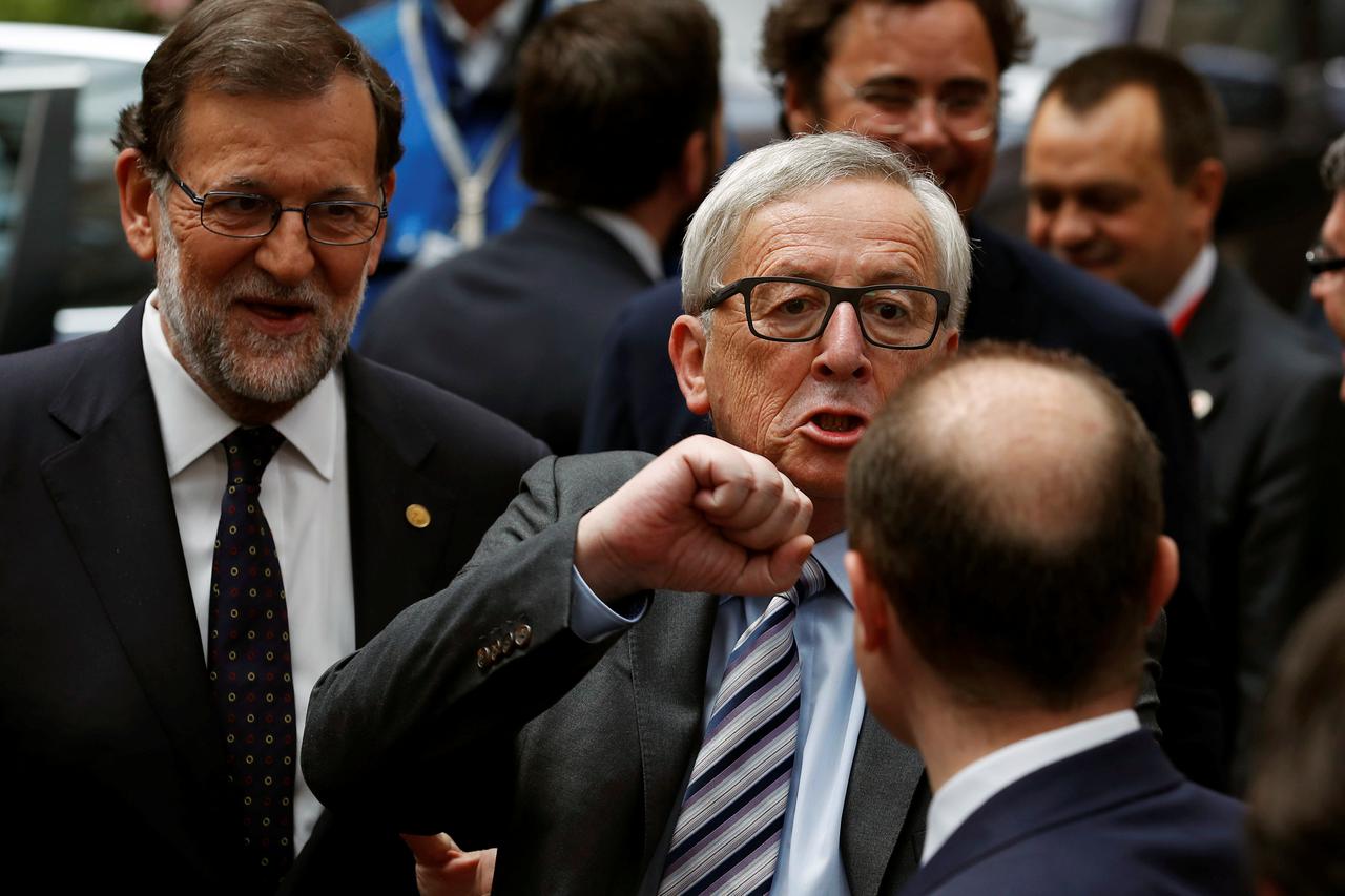 European Commission President Jean-Claude Juncker (C) gestures towards Prime Minister of Malta Joseph Muscat as Spain's Prime Minister Mariano Rajoy (L) looks on at the end of the second day of the EU Summit in Brussels, Belgium June 29, 2016. REUTERS/Phi
