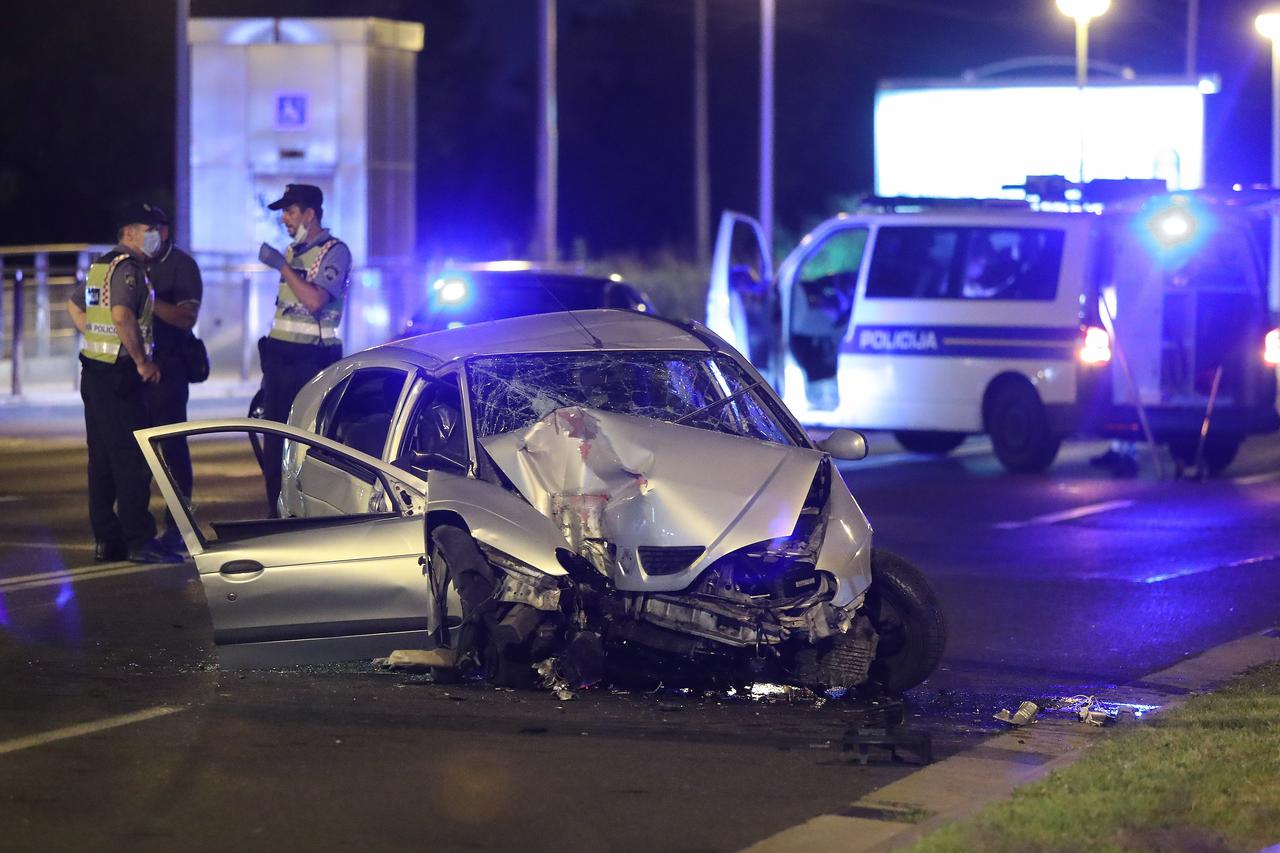 Zagreb: Automobilom se zaletio u stup, policija obavlja očevid