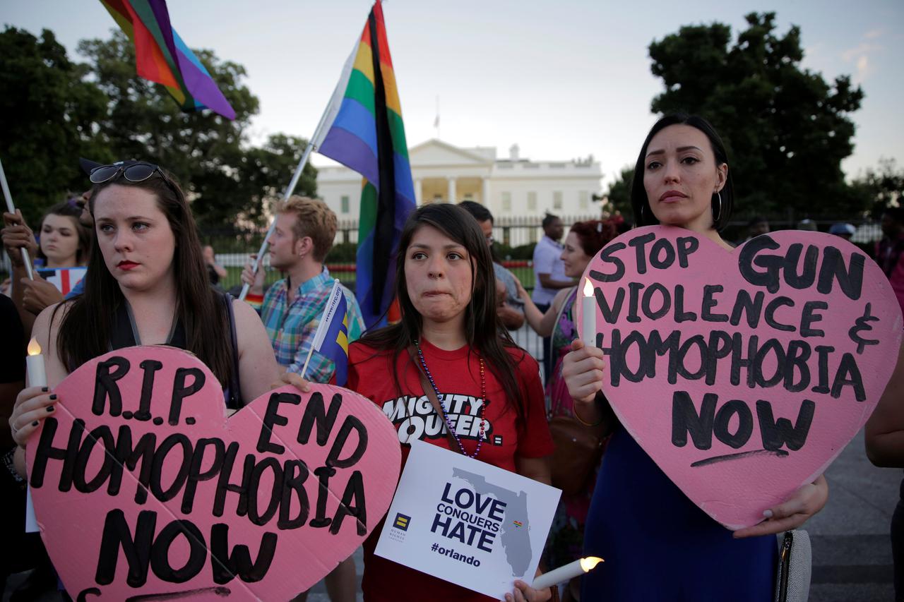 People hold a vigil after the worst mass shooting in U.S. history at a gay nightclub in Orlando, Florida, in front of the White House in Washington, U.S., June 12, 2016. REUTERS/Joshua Roberts