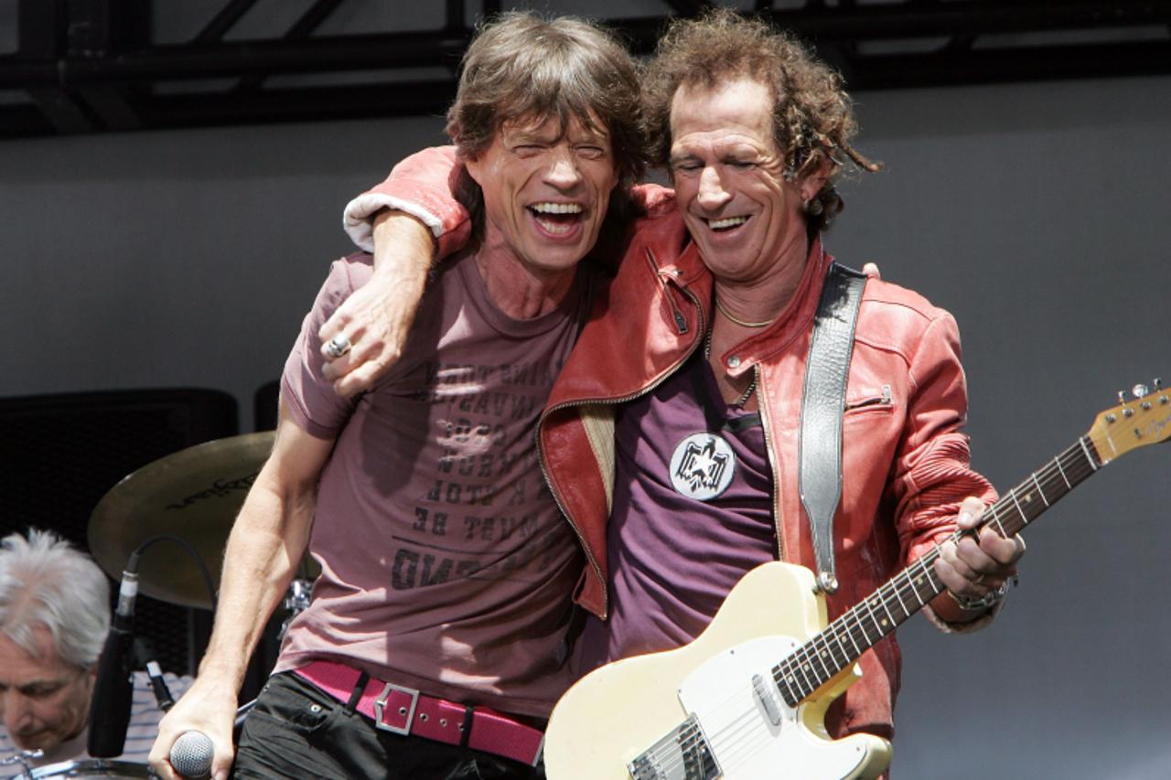 \'NEW YORK - MAY 10:  Mick Jagger (L) and Keith Richards of The Rolling Stones perform onstage to announce a world tour at the Julliard Music School May 10, 2005 in New York City.  (Photo by Scott Gri