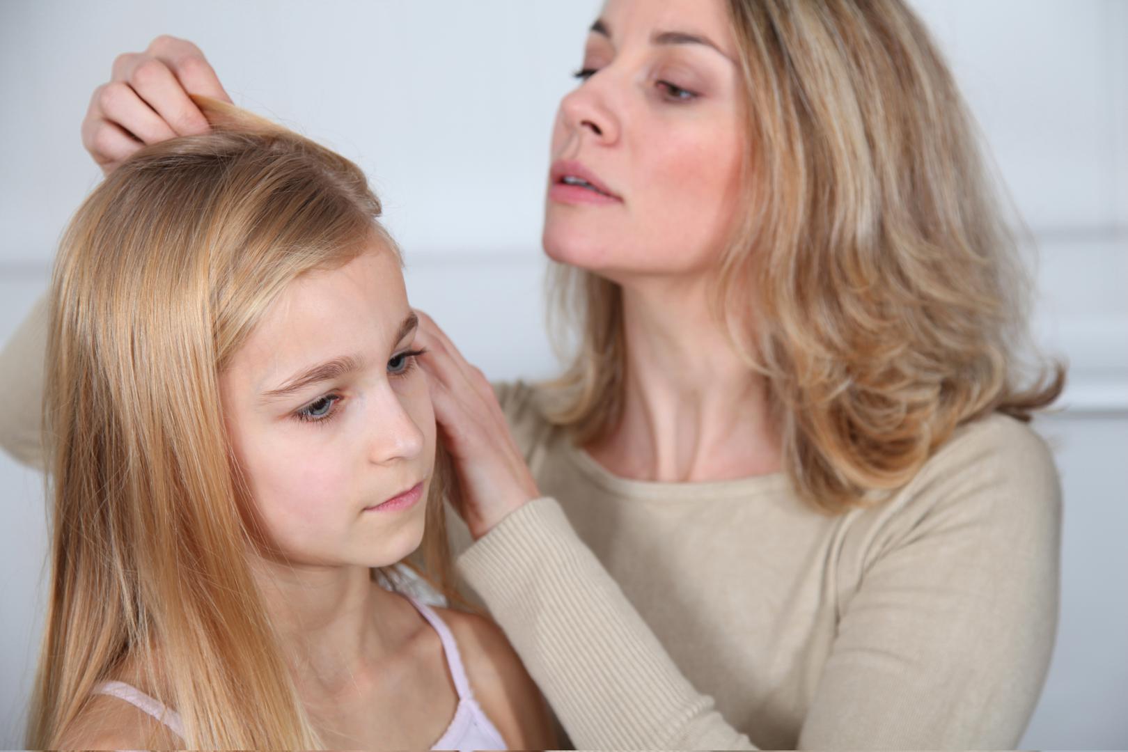 Riješite se ušiju iz kose tako da pomiješate 10 kapi ulja čajevca s neutralnim šamponom za kosu. Ostavite da djeluje na kosi 10-ak minuta, a zatim dobro isperite. Ponovite za tjedan dana ako je potrebno. 