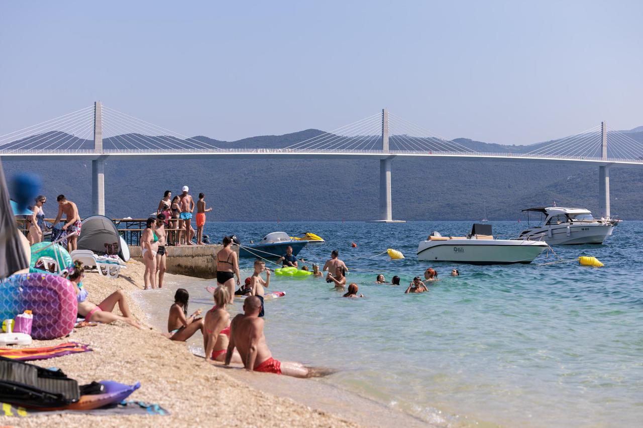 Komarna: Uživanje na plaži s pogledom na Pelješki most