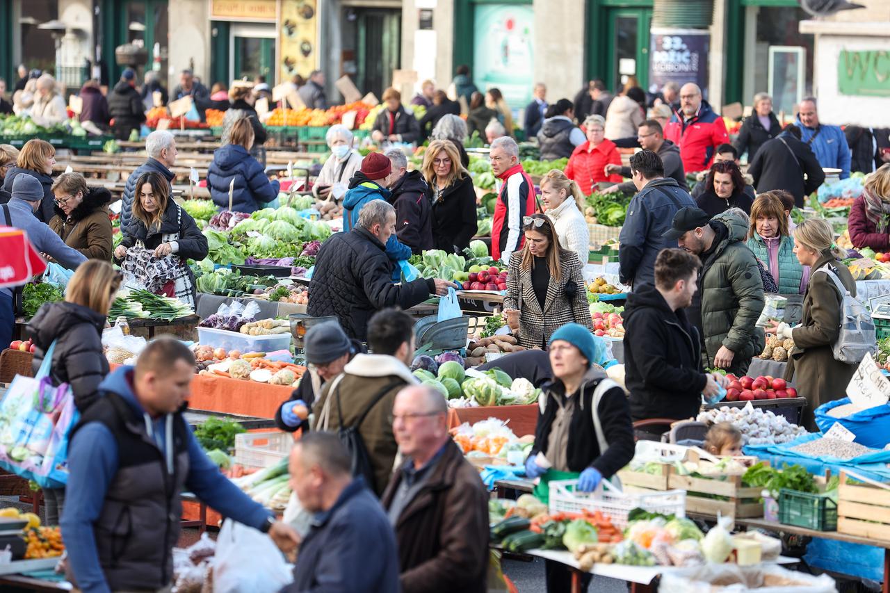 Zagreb: Građani u poslijednjoj  ovogodišnjoj kupnji na tržnici Dolac 