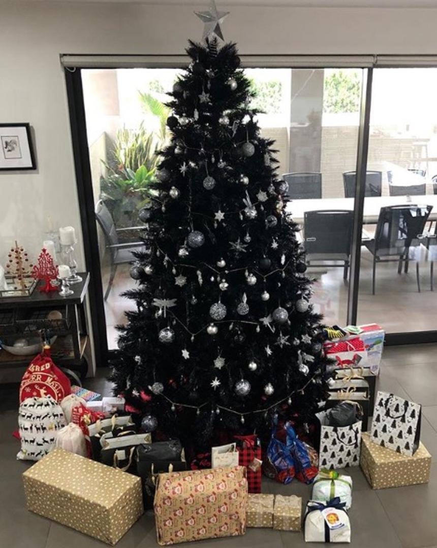 Objava crnog božićnog drvca uz hešteg #blackchristmastree na Instagramu sada ima oko deset tisuća, što govori o tome koliko popularno postaje imati ovakvo božićno drvce ove godine. 