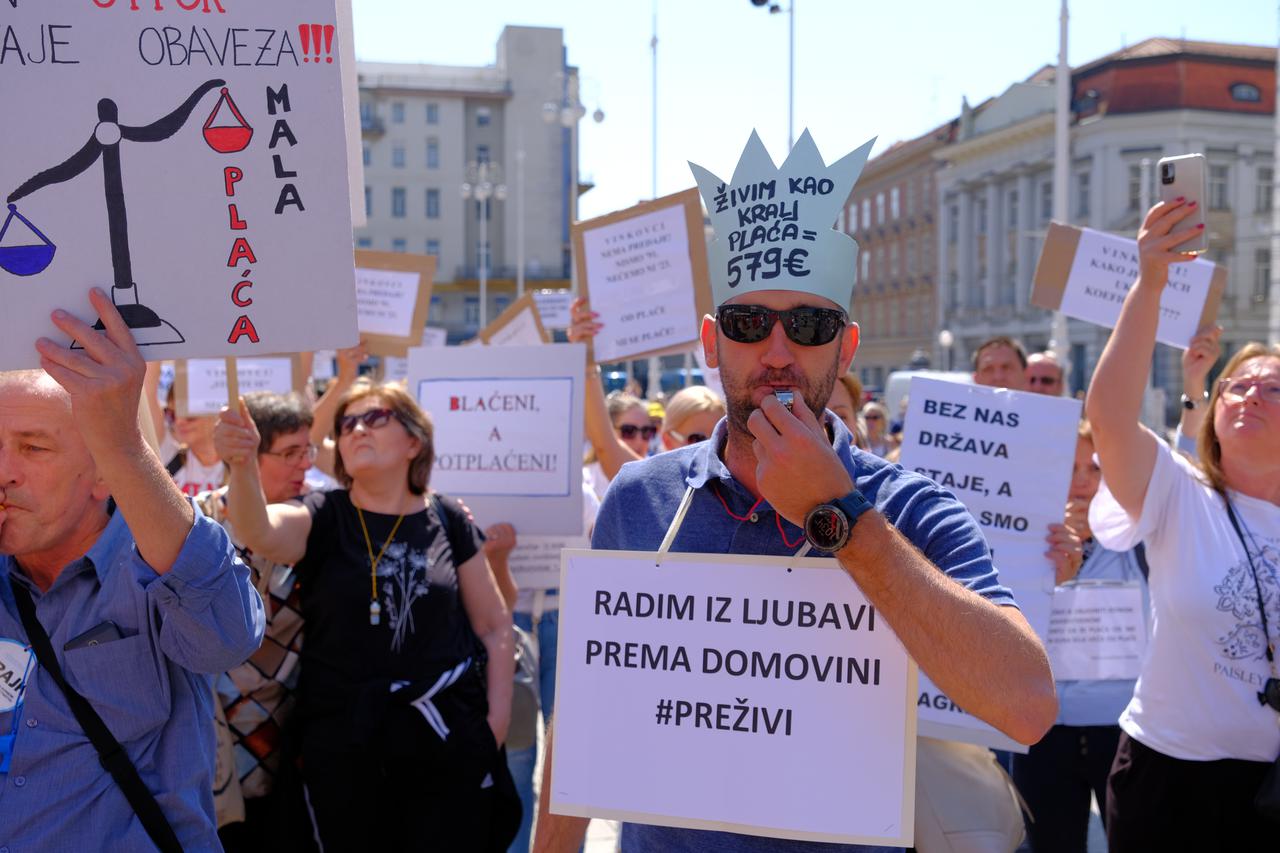 Zagreb: Mirni prosvjed Sindikata državnih i lokalnih službenika i namještenika