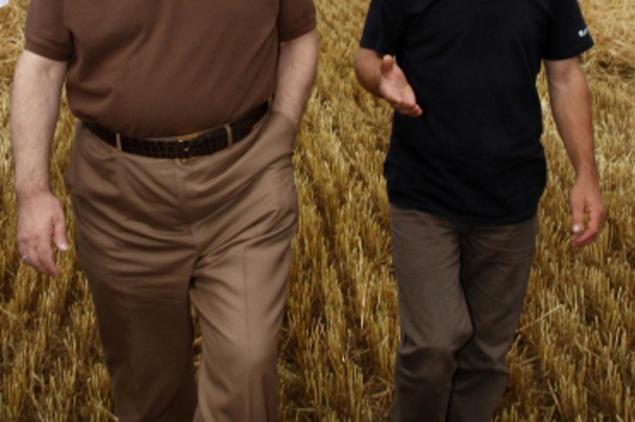 '04.07.2001., Knezevo - Tvrtka Belje predstavila pocetak zetve psenice na svojim poljima. Ivica Todoric i Matija Brlosic.  Photo: Marko Mrkonjic/PIXSELL'