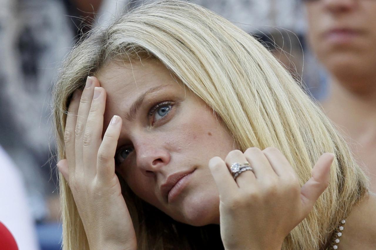 \'Model Brooklyn Decker, wife of U.S. tennis player Andy Roddick, reacts after her husband was defeated by Rafael Nadal of Spain in their match at the U.S. Open tennis tournament in New York, Septembe
